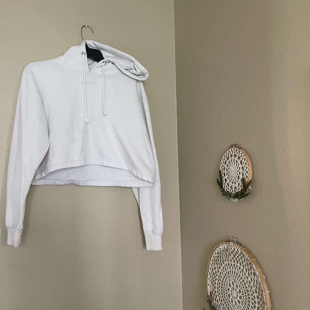 Boohoo white cropped sweatshirt